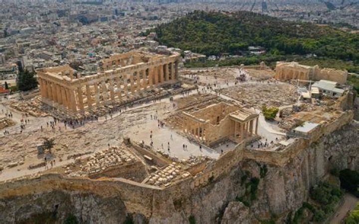 When acropolis was built?